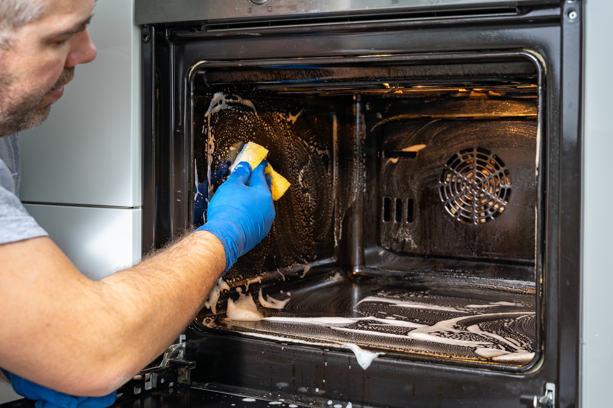 clean the oven cleaning