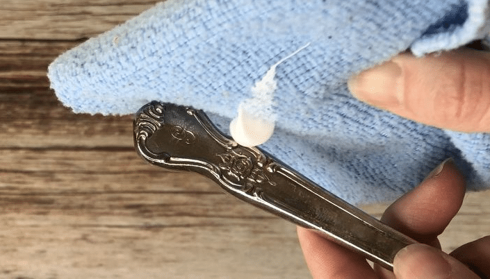 clean silverware with toothpaste