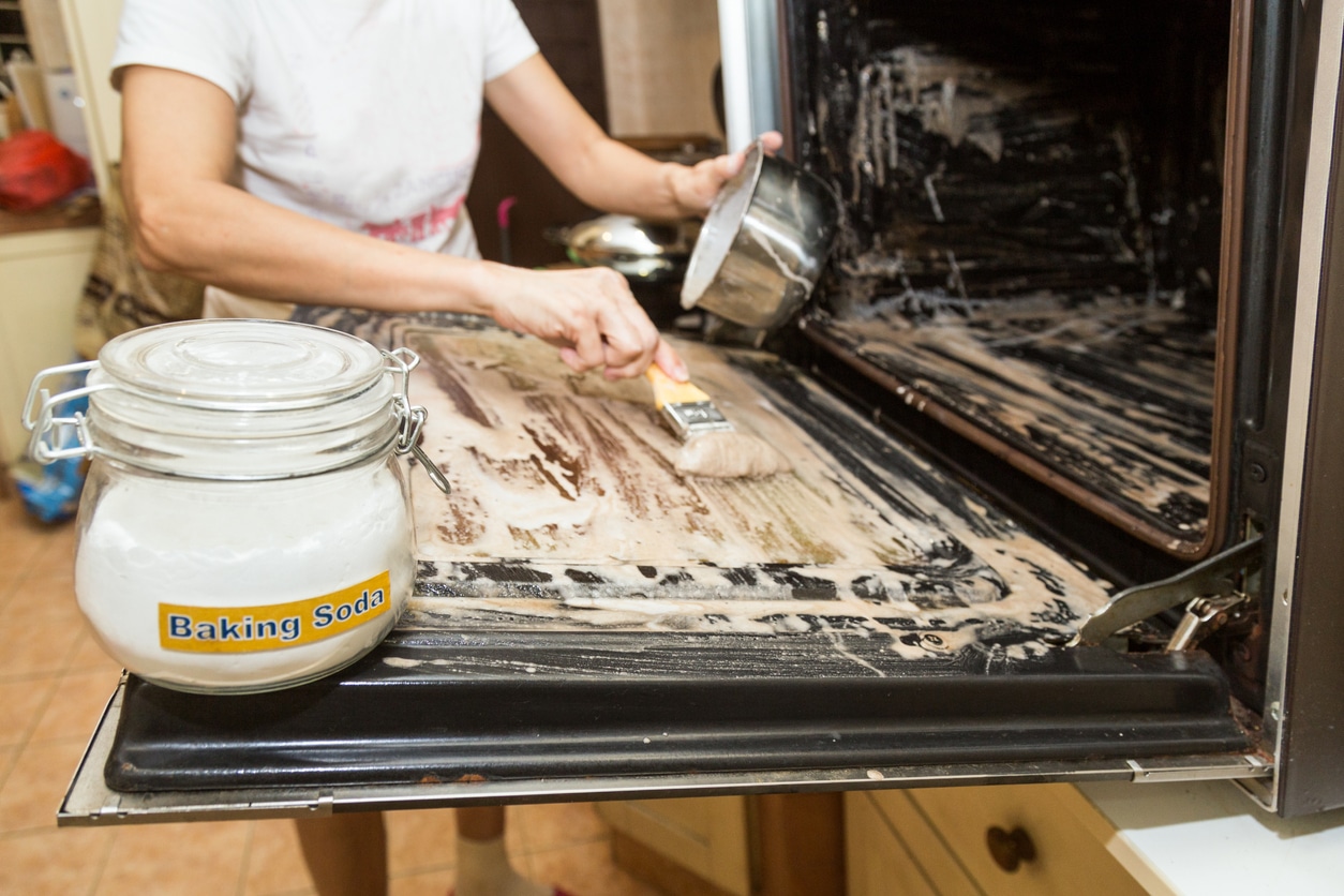 clean the oven with baking soda cleaning