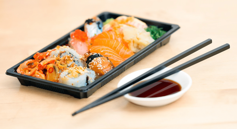 makis sushi soy sauce