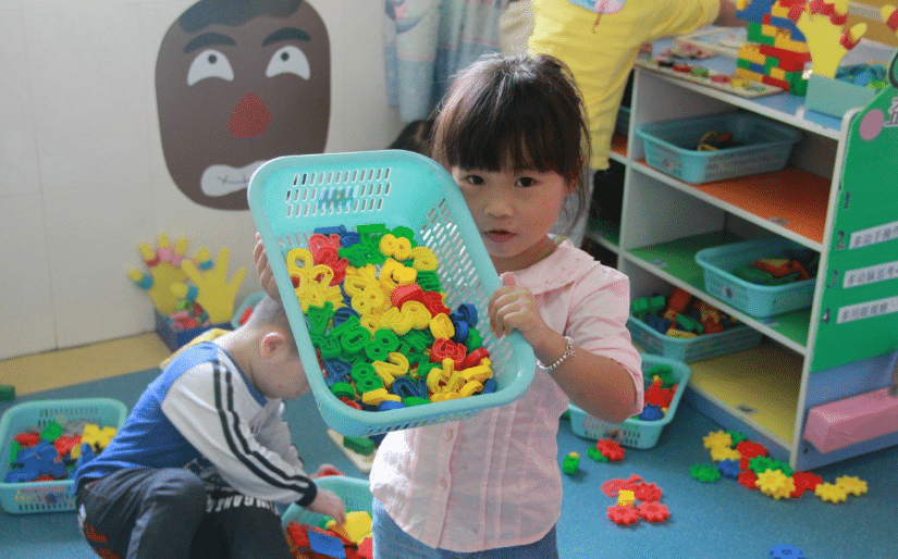 children play toys