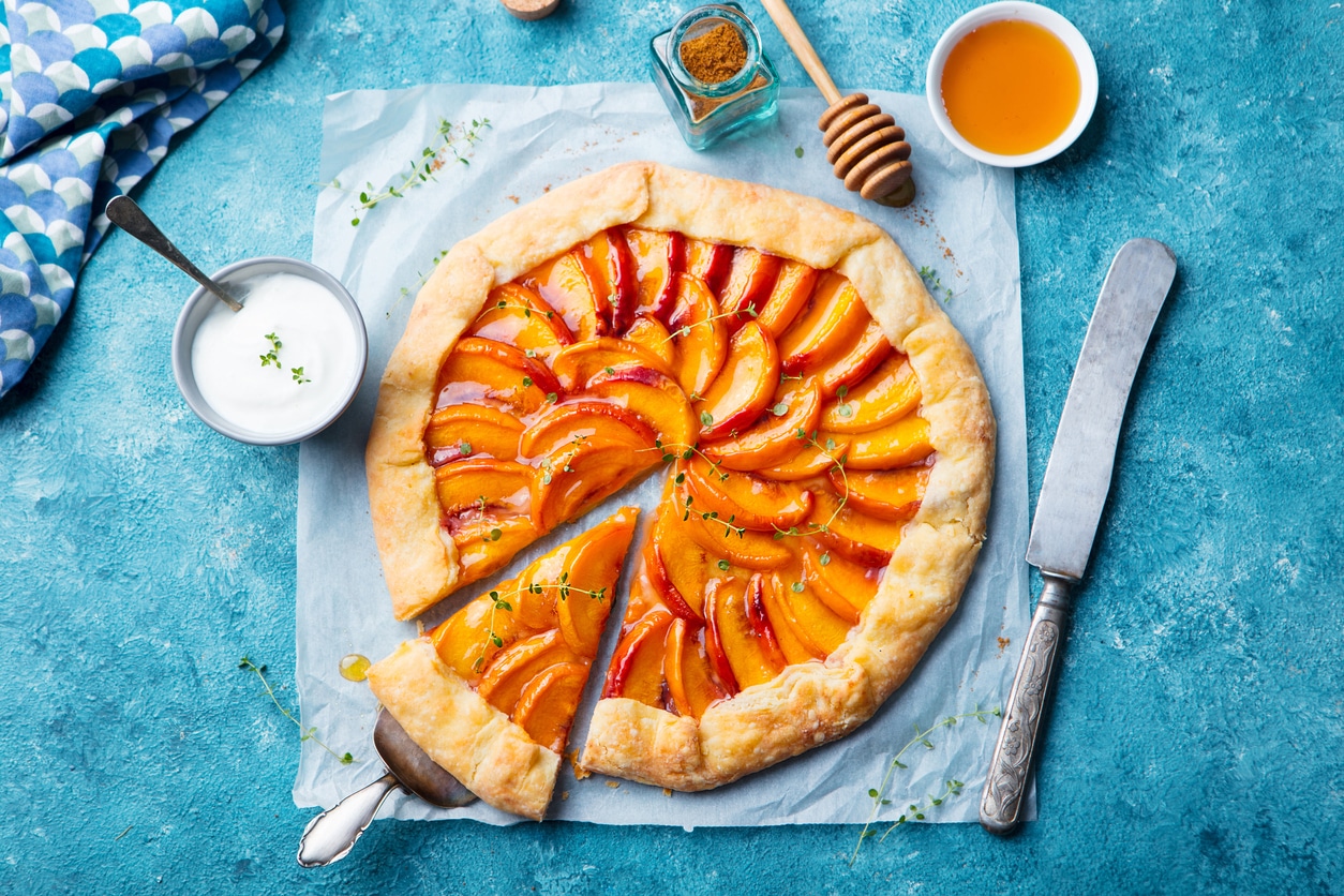 peach tart with honey glaze to make it shine