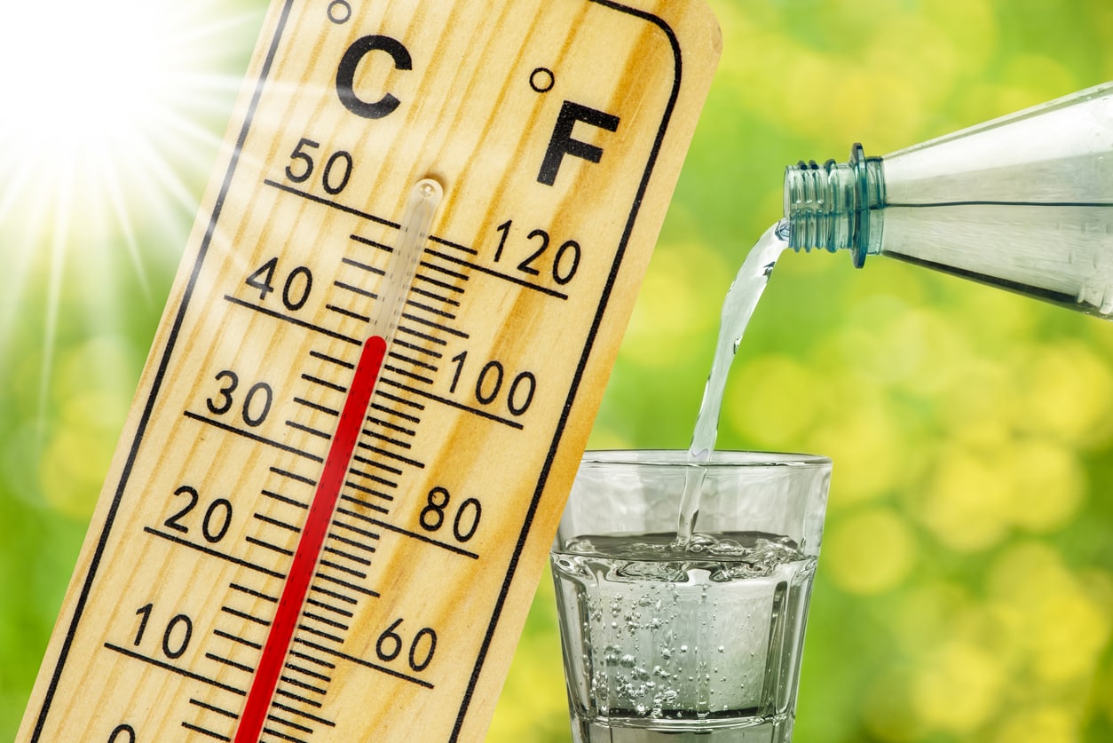 drink water drinks when it's hot heatwave foods to avoid or favor