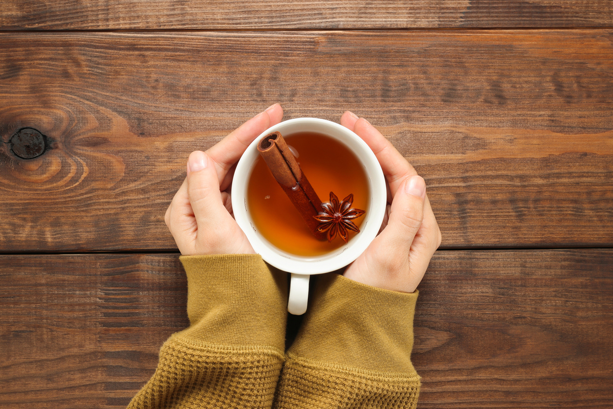 cinnamon tea among medicinal herbal teas (sore throat, etc.)