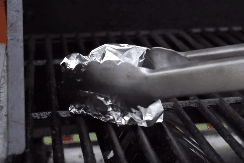 clean the barbecue grill with aluminum