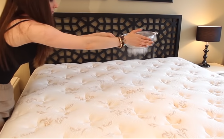 cleaning a mattress with baking soda