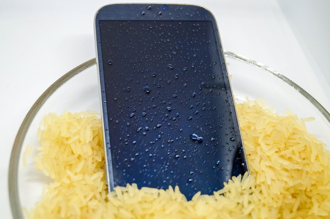 cell phone mobile smartphone fallen into water troubleshooting rescue in rice